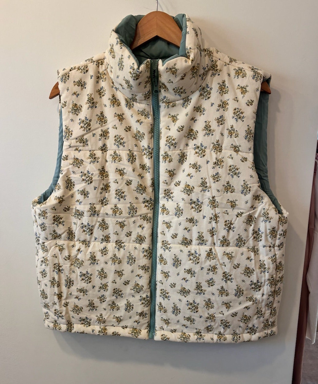 Garden Bloom Puffer Vest (Cream/Green Floral)